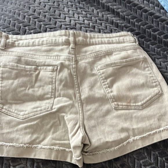 Womens khaki shorts - Picture 2 of 4